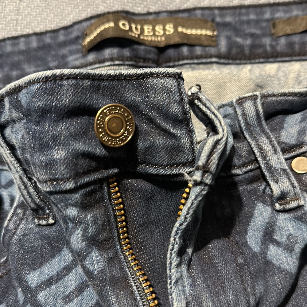 Men’s GUESS All-Over Print Stretch Skinny Jeans - Picture 4 of 9